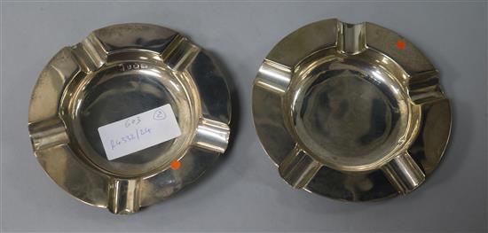 A pair of George V silver ashtrays, Birmingham, 1912/13, 5.4 oz.